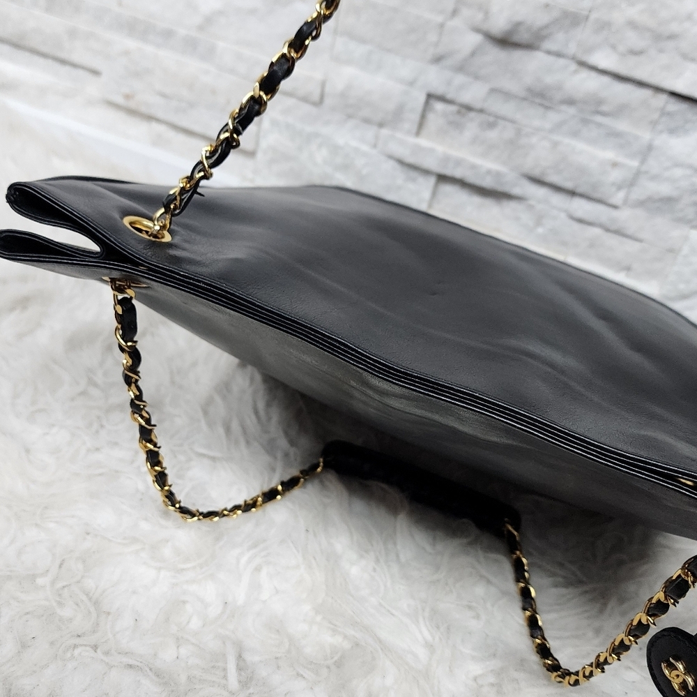 ✨ Chanel Vintage Black Leather Tote – Timeless Elegance ✨ - Picture 7 of 12